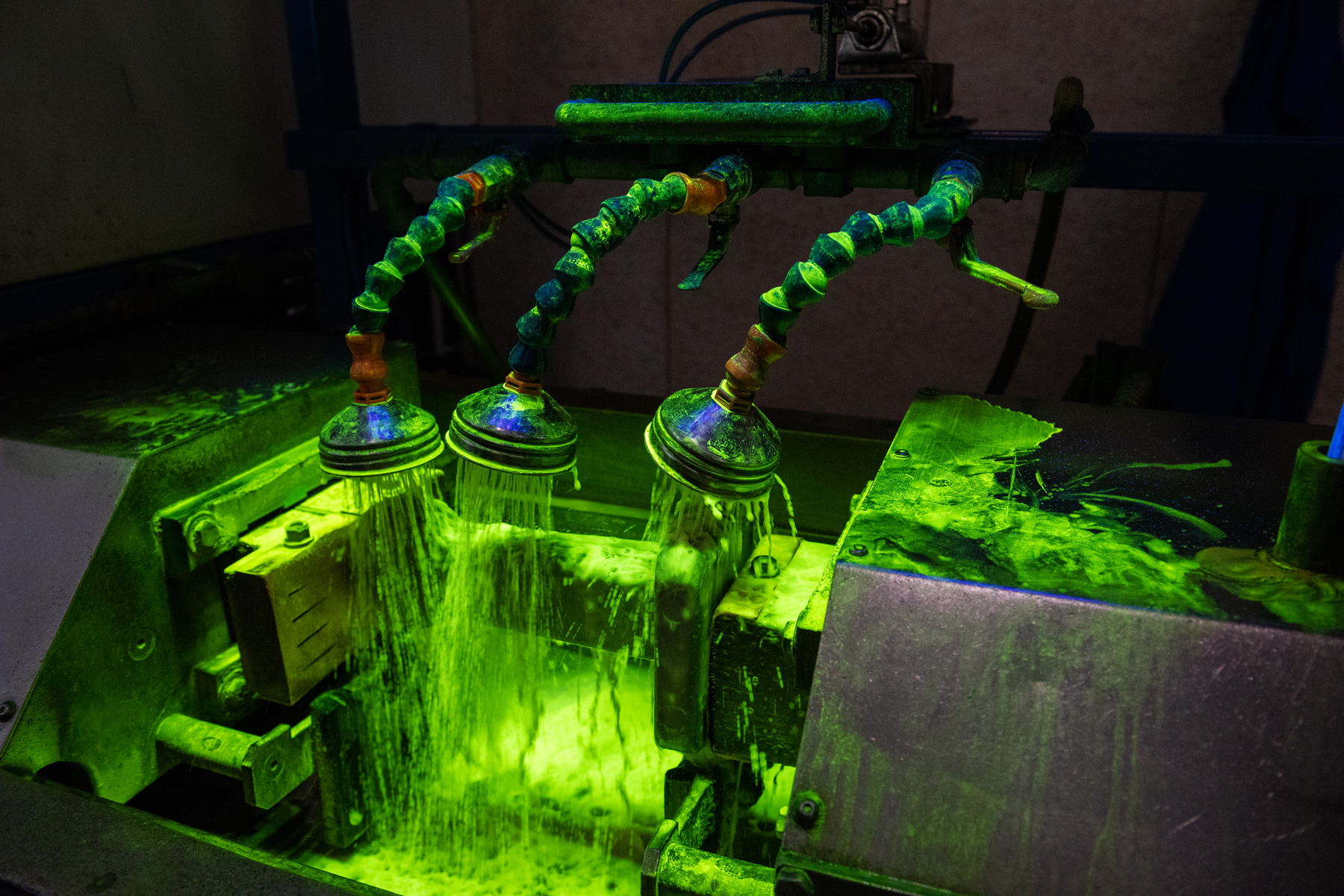 Produktionsmitarbeiter in der Qualitätsprüfung / Zerstörungsfreie Prüfung